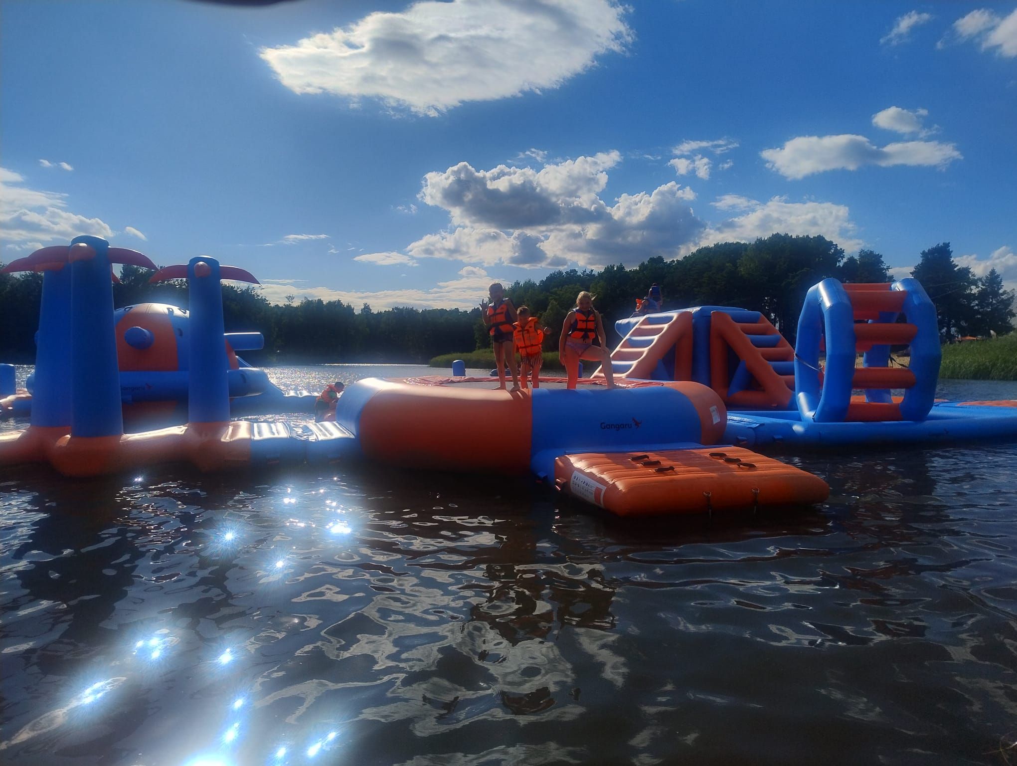 Park wodny — dmuchany tor przeszkód w Leśnym Zakątku